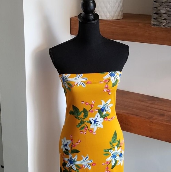 lexi n fifth Dresses & Skirts - NWOT Bodycon halter dress with floral design